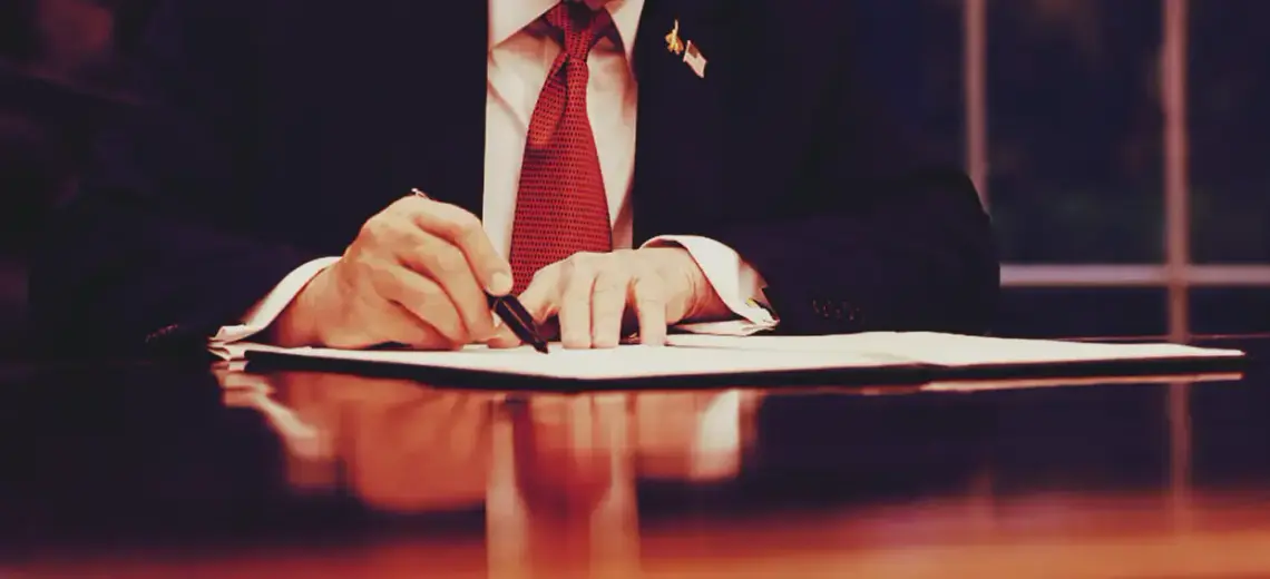 Trump firmando
